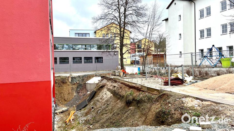Ein Ende der Dauerbaustelle im Pausenhof der Grundschule Neustadt/WN ist abzusehen. Bild: Gabi Schönberger