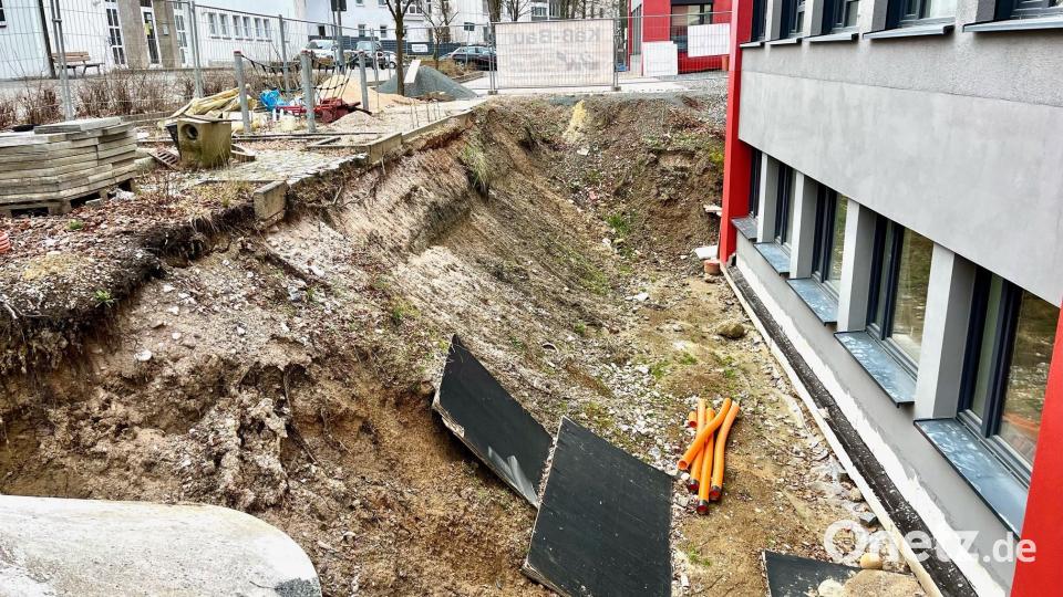 Jetzt haben die Planer das Wort, wie das Wasser dauerhaft von den Wänden der Grundschule ferngehalten und wie der Pausenhof anschließend gestaltet wird. Bild: Gabi Schönberger