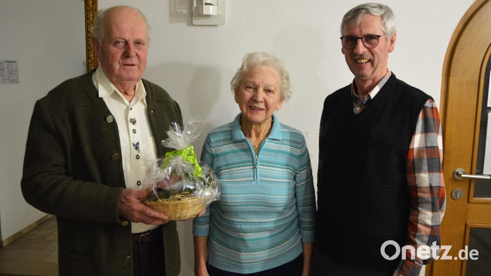 Der Vorsitzende des Männerchors Ehenfeld, Wolfgang Falk (rechts), gratulierte dem ältesten, aktiven Sänger, Georg Schlosser, hier mit Ehefrau Armella, zum 85. Geburtstag. Bild: fdl