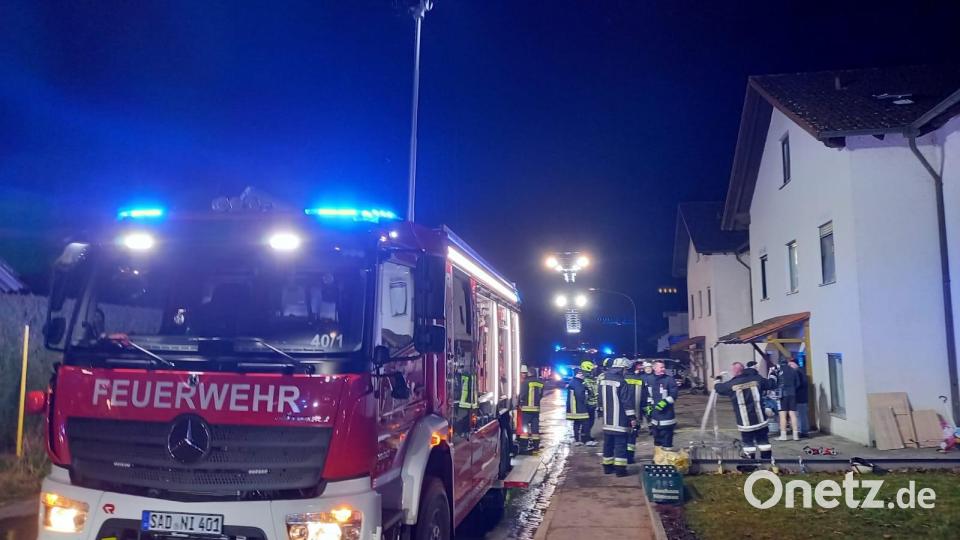 Viele Kinder befanden sich unter den aus diesem Mehrfamilienhaus (rechts) Geretteten, nicht alle kamen ohne Verletzungen davon. Bild: bl