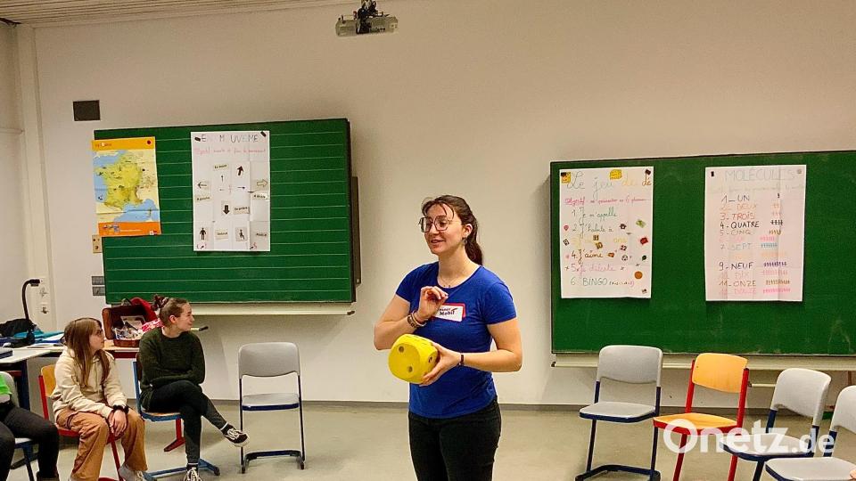 Iseult Ruitton stattete der Realschule am Tor zur Oberpfalz mit ihrem Francemobil einen Besuch ab. Bild: Astrid Arius/Realschule Kemnath/exb