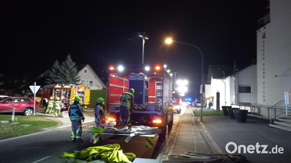 Mit einem Großaufgebot von 150 Einsatzkräften ist die Feuerwehr am Einsatzort im Nittenauer Ortsteil Bergham, wo am Donnerstag gegen 17 Uhr der Brand eines Mehrfamilienhauses mit 60 Bewohnern gemeldet wurde. Bild: bl