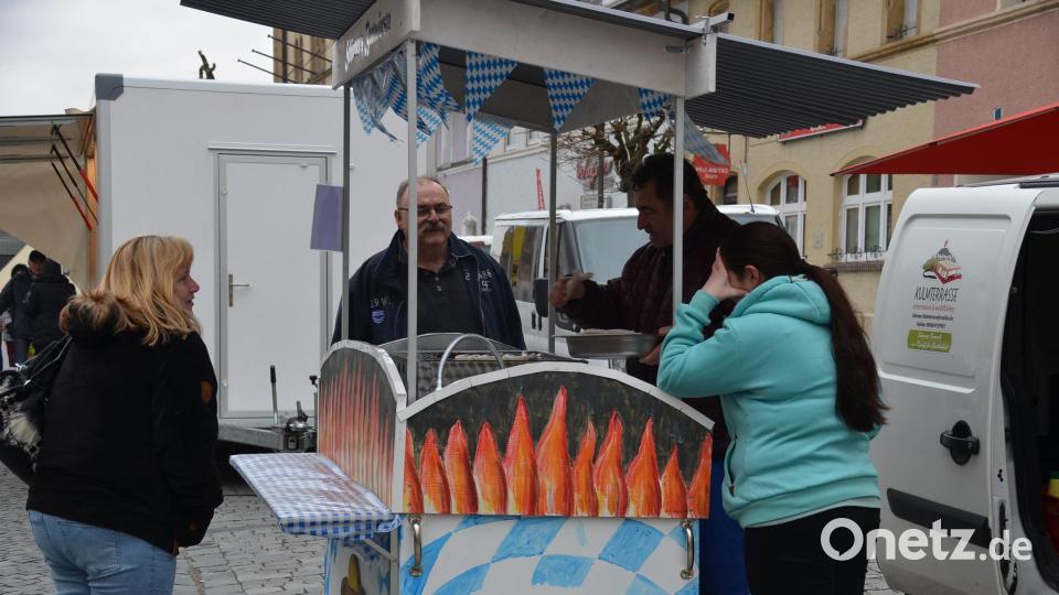 „Essen läuft immer gut", waren sich die Fieranten beim Wochenmarkt in Kemnath einig. Bild: ak
