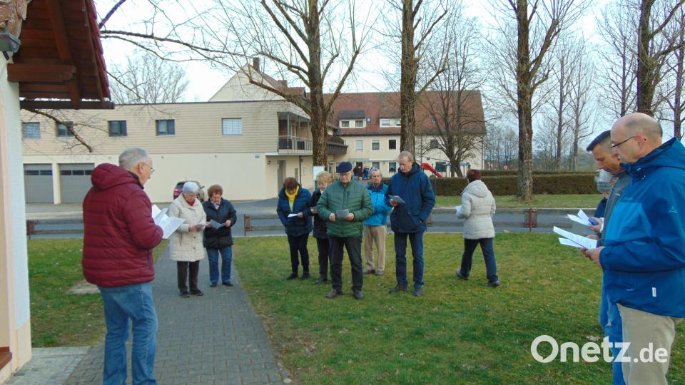 Die Anzahl der Teilnehmer hält sich bislang in Grenzen. Doch darum gehe es nicht, sagt Friedensgebet-Initiator Joachim Weiß. Er will etwas anderes bezwecken. Bild: fnk