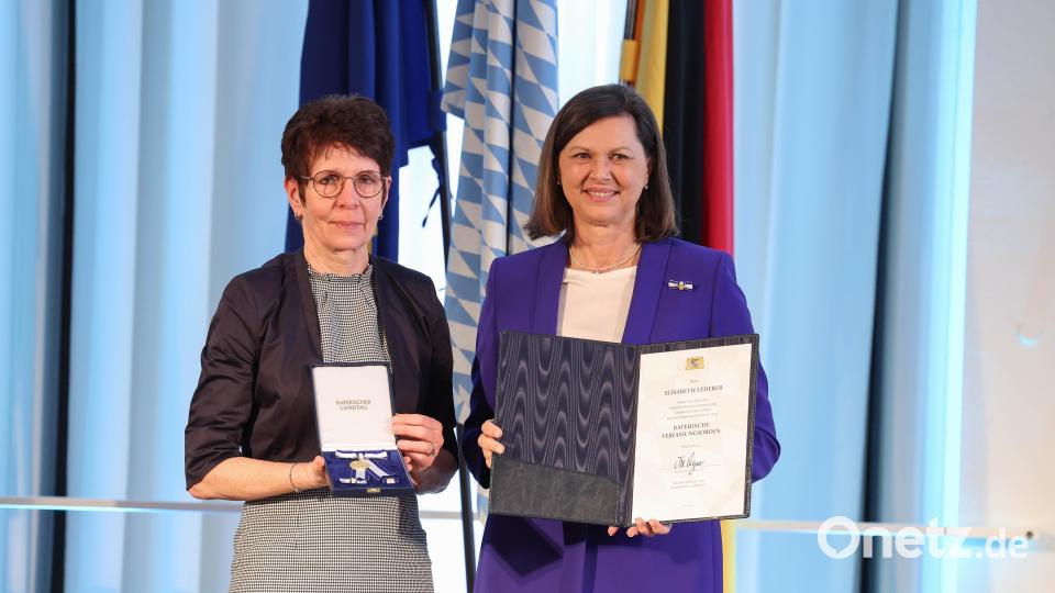 Landtagspräsidentin Ilse Aigner (rechts) zeichnete Elisabeth Lederer mit dem bayerischen Verdienstorden aus. Bild: Stefan Obermeier, München/exb