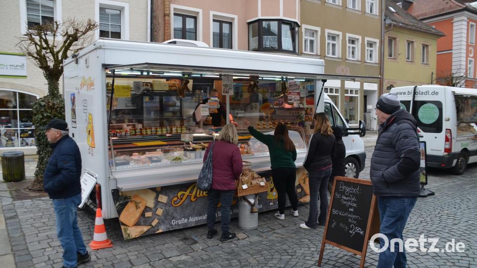 Auf dem Kemnather Wochenmarkt deckten sich die Besucher mit regionalen Spezialitäten ein. Bild: ak
