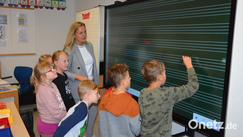 Vier sogenannte Whiteboards hat die Marktgemeinde Konnersreuth als Sachaufwandsträger der Grundschule angeschafft. Diese digitalen Tafeln kommen in allen Klassenzimmern zum Einsatz. Im Unterricht werden sie gerne und intensiv verwendet, wie Schulleiterin Michaela Ponnath berichtet. Bild: jr