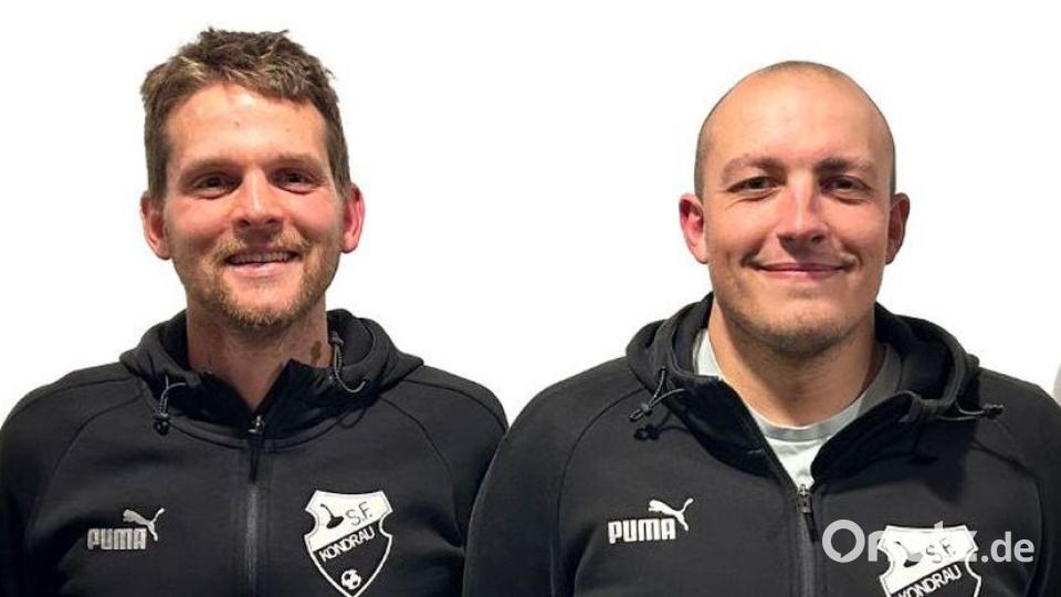 Die Sportfreunde Kondrau setzen auch kommende Saison auf die Trainer Fabian Polster (links, 1. Mannschaft) und Thomas Schiffmann (2. Mannschaft). Bild: Sportfreunde Kondrau/exb