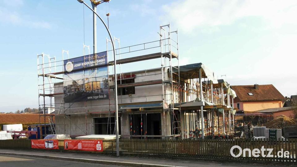 Aktuell entsteht das erste Obergeschoss mit den Balkonen für den Neubau an der Moosbacher Straße. Bild: gz