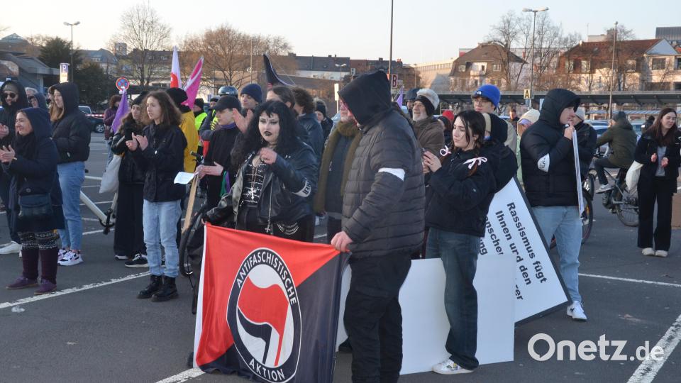 100 Menschen nehmen an der Kundgebung gegen Rechts und für Frauenrechte teil. Bild: Kunz