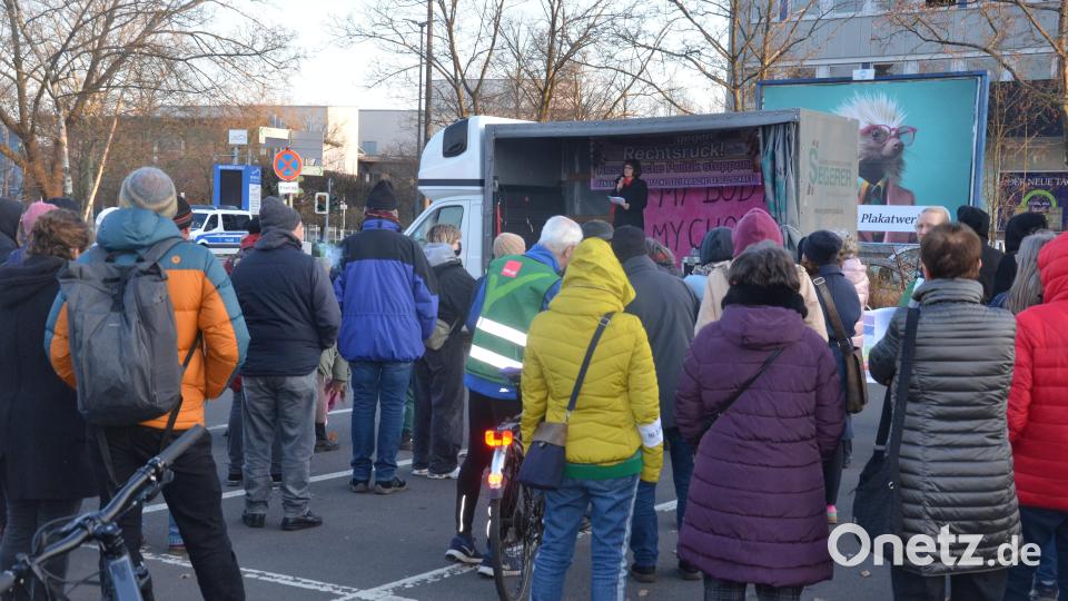 100 Menschen nehmen an der Kundgebung gegen Rechts und für Frauenrechte teil. Bild: Kunz