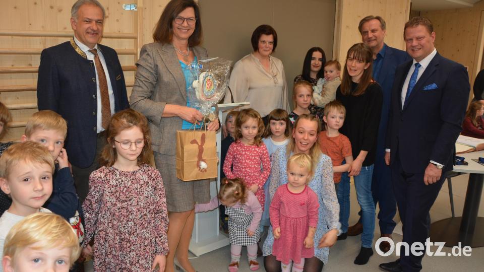 Einige Purzelbaum-Kinder überreichten Landtagspräsidentin Ilse Aigner (Zweite von links) Geschenke und dankten für ihren Besuch. Bild: jr