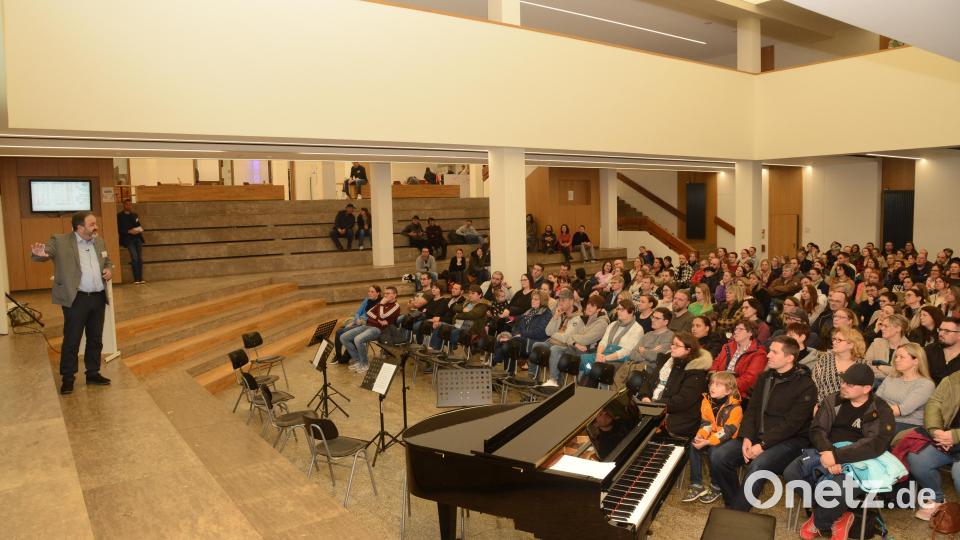 Der Leiter des Gymnasiums Neustadt/WN, Oberstudiendirektor Francisco Garcia (links) informiert beim Übertrittsabend die Eltern möglicher künftiger Schülerinnen und Schüler. Bild: bey