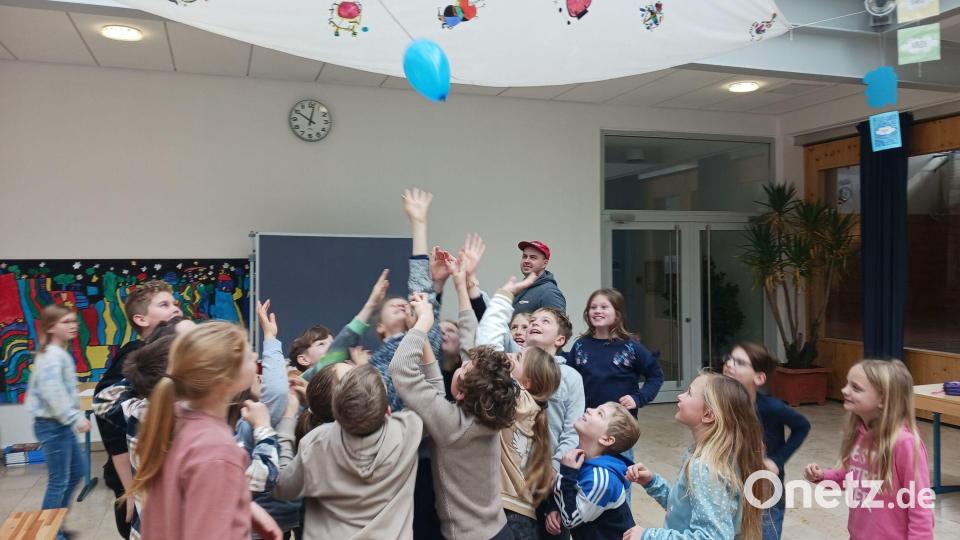 Gemeinsam stark sein– das ist das Ziel des Kurses zur Selbstbehauptung an der Grundschule Freudenberg mit Kamil Zoppelt (im Hintergrund). Bild: gri