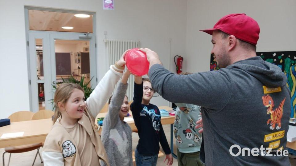 Kamil Zoppelt bei einer Übung mit den Kindern. Bild: gri