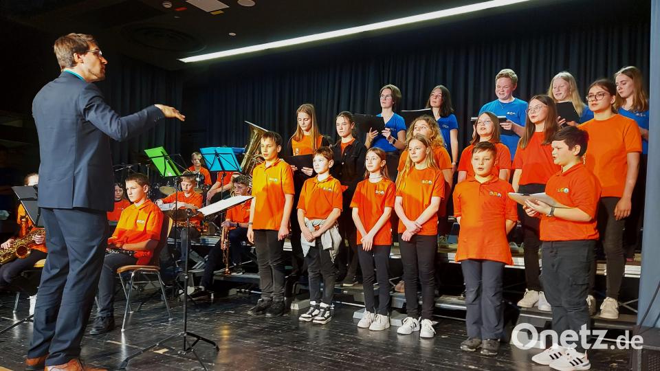 Der Unterstufenchor unter Leitung von Andreas Lehmann zeigt sich beim Frühlingskonzert wieder von seiner besten musikalischen Seite. Links im Hintergrund die Junior Big Band. Bild: lg