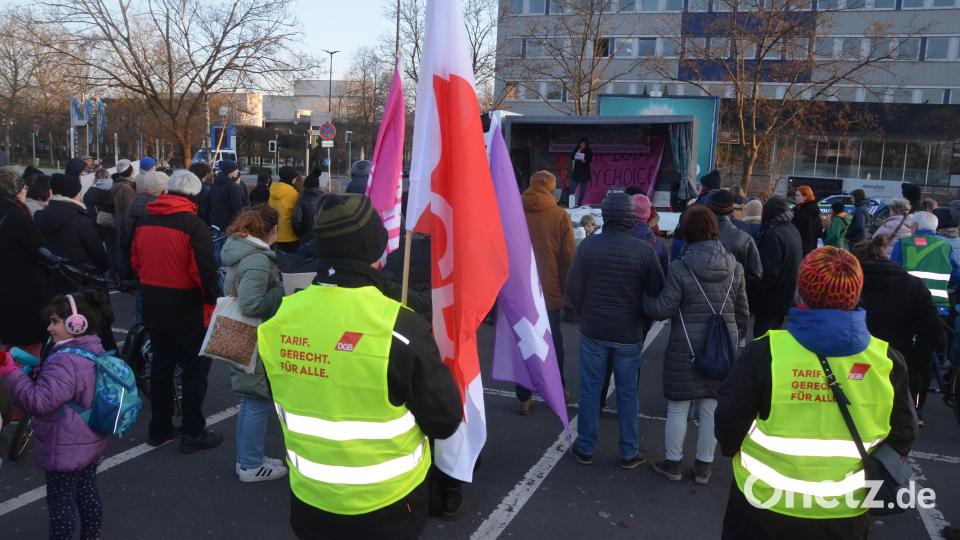 100 Menschen nehmen an der Kundgebung gegen Rechts und für Frauenrechte teil. Bild: Kunz