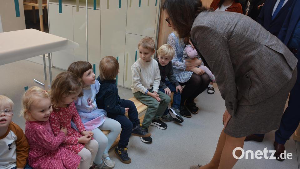 Gleich zu Beginn ihres Besuchs suchte Ilse Aigner das Gespräch mit den Kindern. Bild: jr