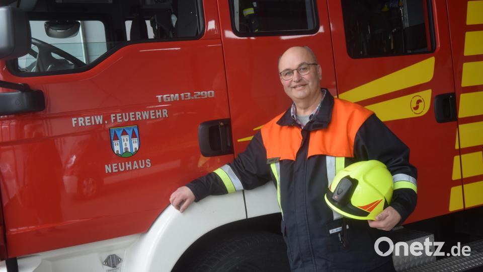 Andreas Bogner ist seit 28 Jahren Kommandant der Feuerwehr Neuhaus. Den Kommantenhelm gibt er ab, ins Auto steigt er die hintere Türe zur Mannschaft ein. Bogner bleibt der Wehr weiter als Aktiver erhalten. Bild: fz