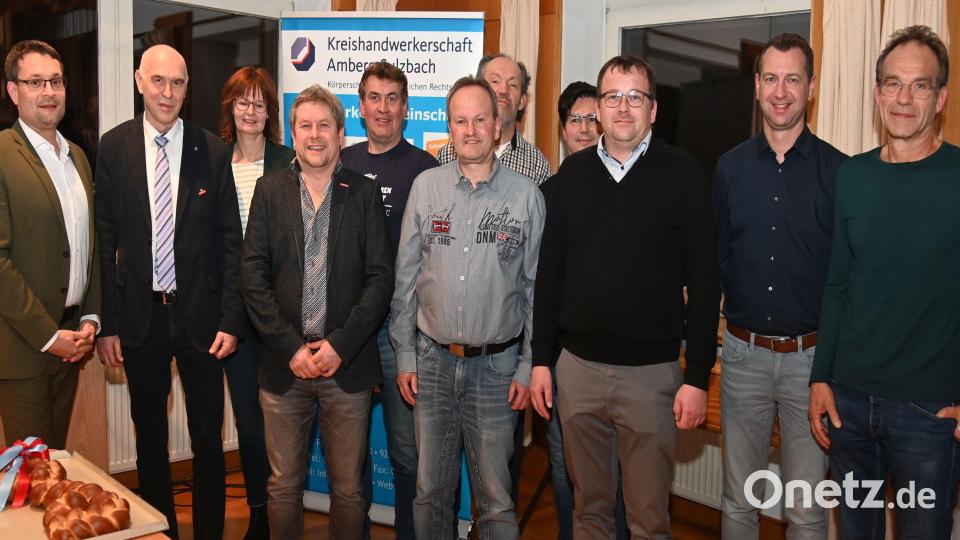 Der neue Vorstand der Kreishandwerkerschaft (von rechts): Bernd Kopp, Markus Weiß, Daniel Hirsch, Reiner Weiß, Alfred Schuller, Berthold Maier, Andreas Schönberger, Markus Schmidt, Claudia Rubenbauer, der neue Kreishandwerksmeister Dietmar Lenk und Alexander Stahl, Geschäftsführer der Handwerkskammer Niederbayern-Oberpfalz. Bild: gf