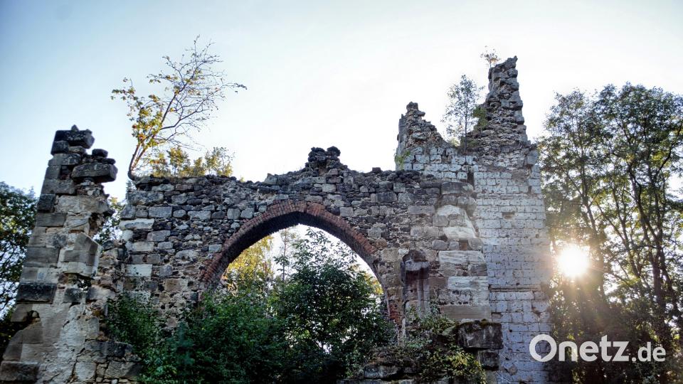 Den Sonnenaufgang über der Ruine der Wallfahrtskirche im verlassenen Übungsplatzdorf Pappenberg ist auf einem Kalenderblatt des Heimatkalenders 2025 zu finden. Bild: Norbert Vetter