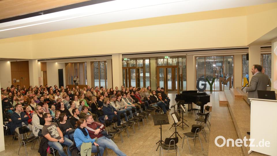 Der Leiter des Gymnasiums Neustadt/WN, Oberstudiendirektor Francisco Garcia (rechts) informiert beim Übertrittsabend die Eltern möglicher künftiger Schülerinnen und Schüler. Bild: bey