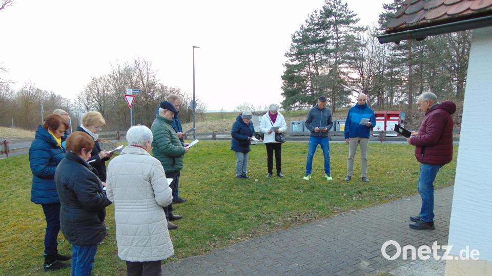 Vor der Kapelle St. Barbara am Sulzbach-Rosenberger Ortsteil Feuerhof hält Joachim Weiß seit einigen Wochen jeden Montag ein Friedensgebet. Eingeladen sind dazu alle, &quot;die die Hoffnung auf Frieden noch nicht aufgegeben haben&quot;. Bild: fnk