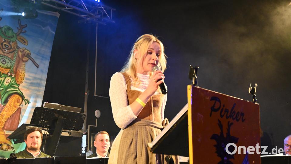 Die neue Vorsitzende Sabrina Maier begrüßt die Gäste in der vollbesetzten Pirker Mehrzweckhalle. Bild: kki