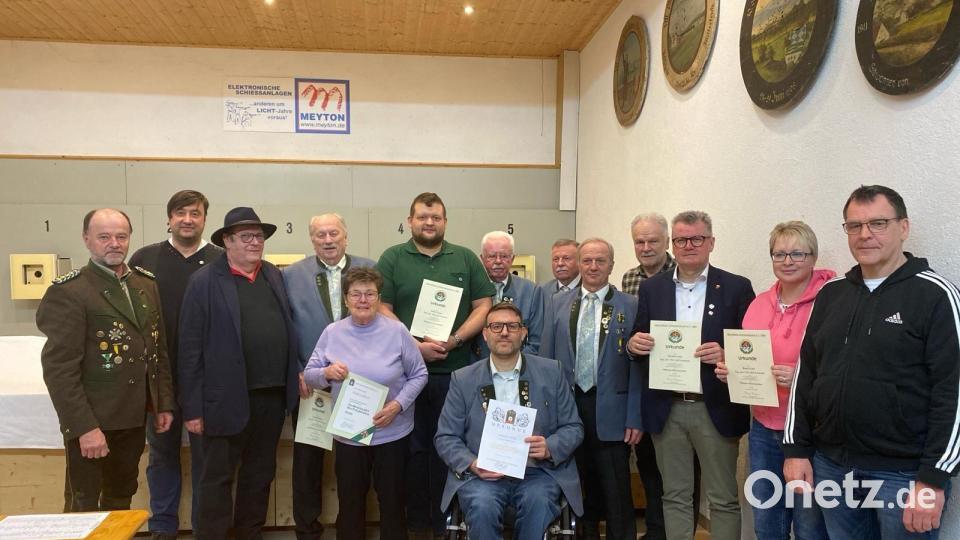 Ehrungen mit (von links) Gauschützmeister Werner Wendl, Mario Pfadenhauer, Thomas Heinrich, Herbert Bauer, Gisela Heinz, Martin Lange, Theo Heinz, Oberschützenmeister Jürgen Weiß (sitzend), Kurt Falk, Alfred Birner, Hermann Renner, Bürgermeister Michael Göth, Beatrix und Martin Götz. Bild: Joshua Pfadenhauer/exb