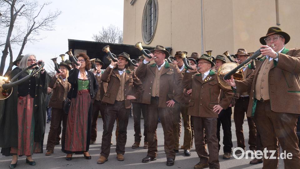 Ein Ständchen für die Gottesdienstbesucher vor der Herz-Jesu-Kirche. Bild: Kunz