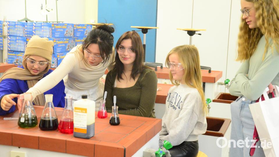 Viele Wässerchen trüben den Chemieschnupperunterricht. Bild: Kunz