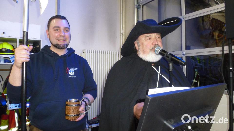 Nachtwächter Josef Trottmann bei seiner kurzen, aber prägnanten Rede beim Starkbierfest in Weiherhammer. Bild: bk