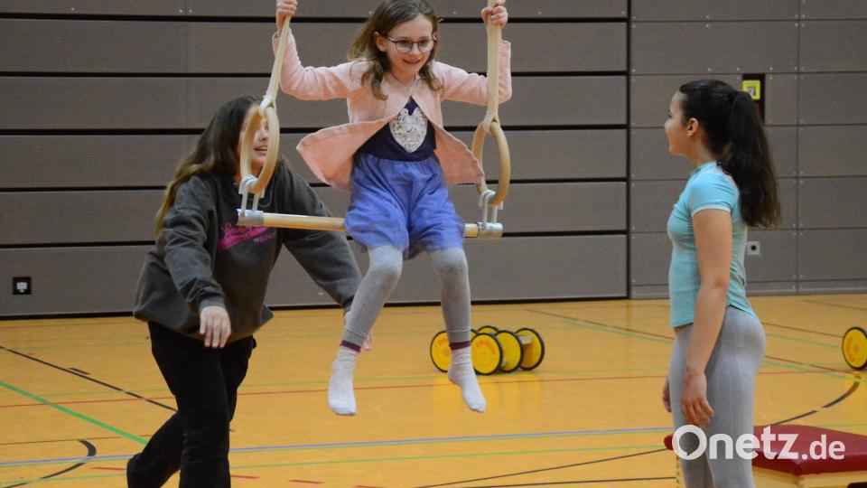 In der Turnhalle ist beim Schnuppertag der Sophie-Scholl-Realschule ein Sportparcours aufgebaut. Bild: Kunz