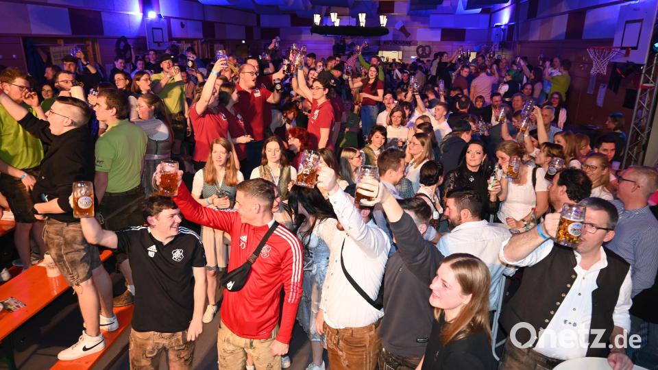 &quot;Die Krüge hoch!&quot;, die Gäste feiern in ausgelassener Stimmung am Pirker Starkbierfest. Bild: kki
