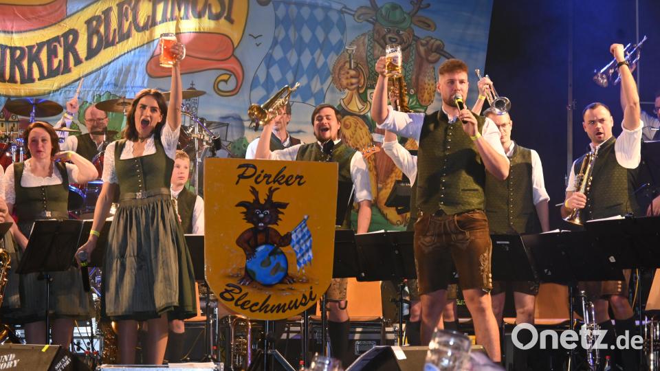 &quot;Die Krüge hoch!&quot; fordern die beiden Sänger Lena Zimmer und Matthias Regner von den Gästen der voll besetzten Mehrzweckhalle in Pirk. Bild: kki