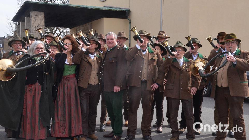 Ein Ständchen für die Gottesdienstbesucher vor der Herz-Jesu-Kirche. In der Mitte der Präsident des Bayerischen Jagdverbands, Ernst Weidenbusch. Bild: Kunz