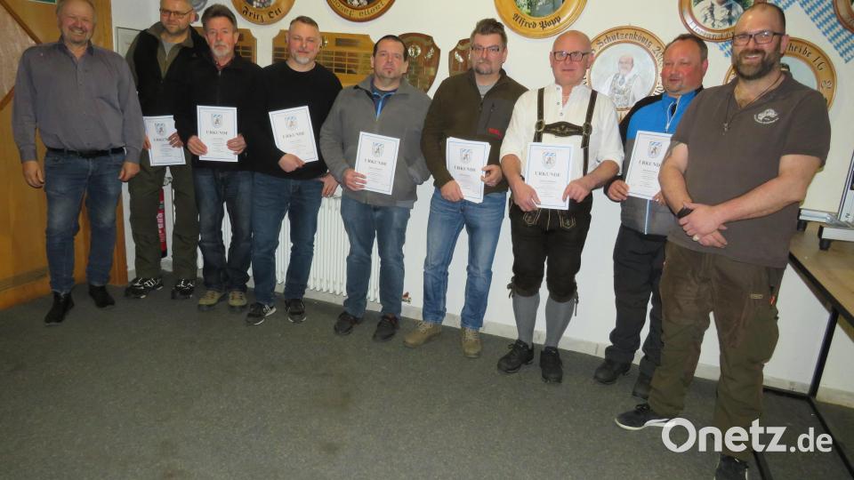 Die bei der Bezriksmeisterschaften erfolgreichen Schützen der Feuerschützengesellschaft. Vorsitzender Markus Bachmeier (rechts) und Sportleiter Klaus Brunner(links) gratulieren. Bild: adj