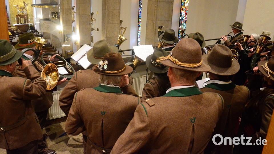 Die Jagdhornbläsergruppe auf der Empore der Herz-Jesu-Kirche. Bild: Kunz