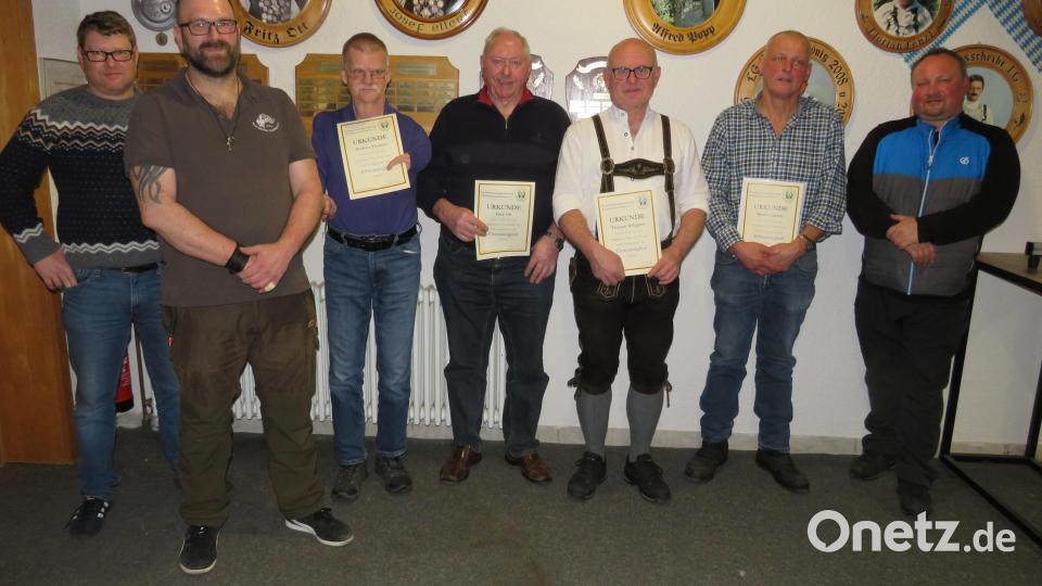 Das Schützenmeisteramt mit den neuen Ehrenschützenmeistern Herbert Trautner (Dritter von links), Werner Enders (Zweiter von rechts) und Thomas Wildgans (Dritter von rechts) sowie dem neuen Ehrenmitglied Fritz Ott (Vierter von Links). Bild: adj