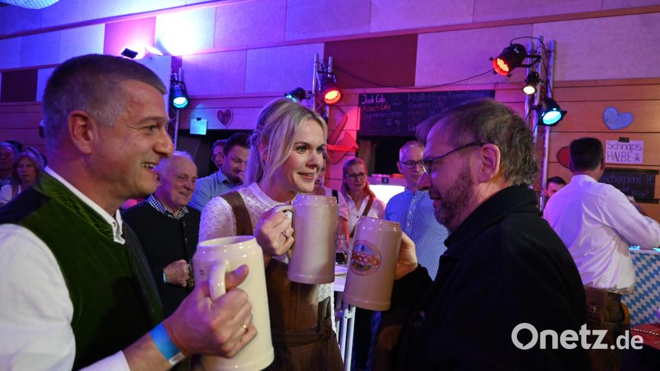 Ein Prost nach dem Anzapfen des Jacobators für Bürgermeister Dietmar Schaller, Vorsitzende Sabrina Maier und Pfarrer Thomas Stohldreier. Bild: kki