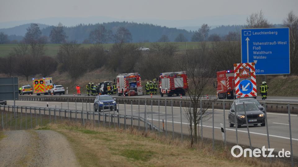 Zahlreiche Einsatzkräfte rückten am Sonntagnachmittag zu einem Fahrzeugbrand auf der Autobahn A 6 aus. Durch das schnelle Eingreifen der Feuerwehr konnte ein Vollbrand verhindert werden. Bild: dob