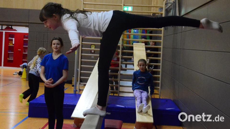 In der Turnhalle ist beim Schnuppertag der Sophie-Scholl-Realschule ein Sportparcours aufgebaut. Bild: Kunz