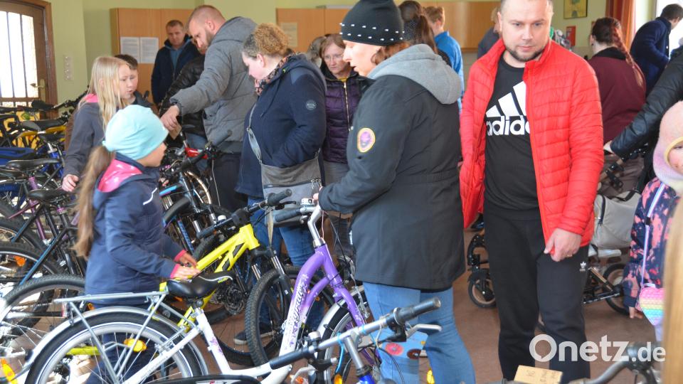 Bei der Radbörse im evangelischen Gemeindehaus heißt es immer schnell sein. So manches Schnäppchen konnte für die erste Ausfahrt im Frühling wieder ergattert werden. Bild: dob