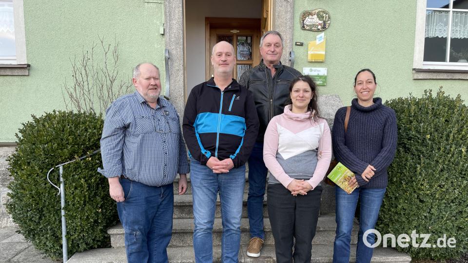 Vereinsvorsitzender Michael Weiß, Thomas Döhler, Referent Edgar Wenisch, Cornelia Straubinger von der Unteren Naturschutzbehörde und Katharina Hage, Dritte Bürgermeisterin der Stadt Kemnath stellten sich bei der Versammlung der Ameisenfreunde zum Gruppenbild auf. Bild: Thomas Döhler/exb