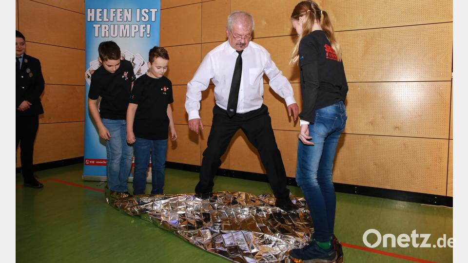 Ehrenkreisbrandmeister Fredi Weiß bei der Abnahme der Kinderflamme mit den Kindern der Feuerwehr Auerbach Bild: egl