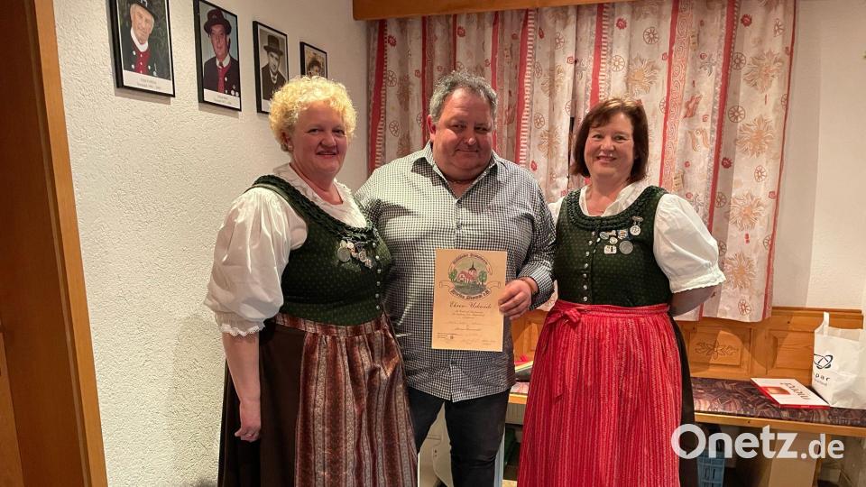 Robert Wolfrum (Mitte) wurde für 25 Jahre Mitgliedschaft geehrt. Links im Bild Silke Wolfrum, rechts Sabine Brabec. Bild: Laura Fröhler/exb