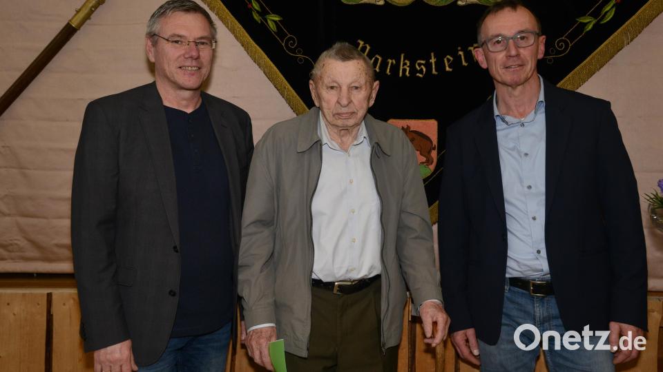 Josef Dütsch ist das älteste noch lebende Gründungsmitglied des SV Parkstein. Fast schon selbstverständlich, dass Josef Dütsch seit 75 Jahren Mitglied des SV Parkstein ist. Bild: bey