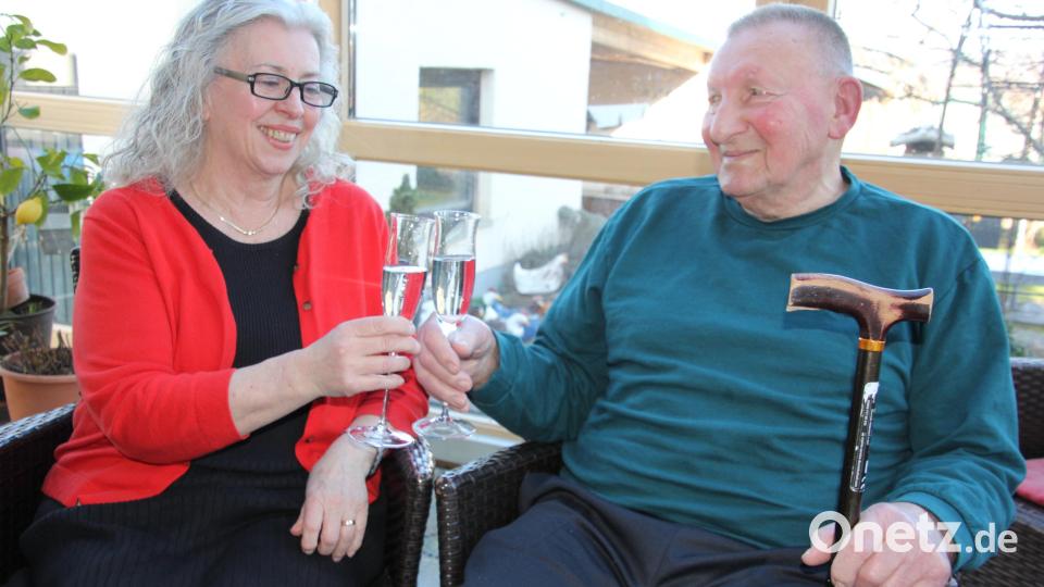 Mit einem Gläschen Sekt stoßen Jubilar Engelbert Kunz und seine Frau Marianne auf den 90. Geburtstag an. Bild: kro