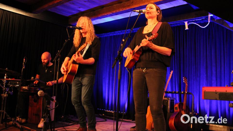 Susi Raith und ihre hervorragende Band, die Spießer, begeistern mit einem abwechslungsreichen Konzert auf höchstem musikalischen Niveau das Schafferhof-Publikum. Bild: prh