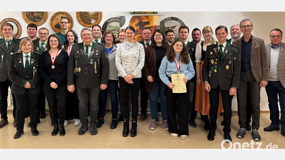 Geehrte Mitglieder der Schützengesellschaft Neukirchen mit dem neuem Ehrenmitglied Helmut Richter (Vierter von rechts), stellv. Gauschützenmeister Dietmar Beyer (Dritter von rechts) und Bürgermeister Peter Achatzi (Zweiter von rechts). Bild: Florian Röttig/exb